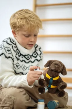Hund mit Tasche und Pflege-Set