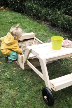 Sandkasten mit Sitzgruppe und Matschtisch
