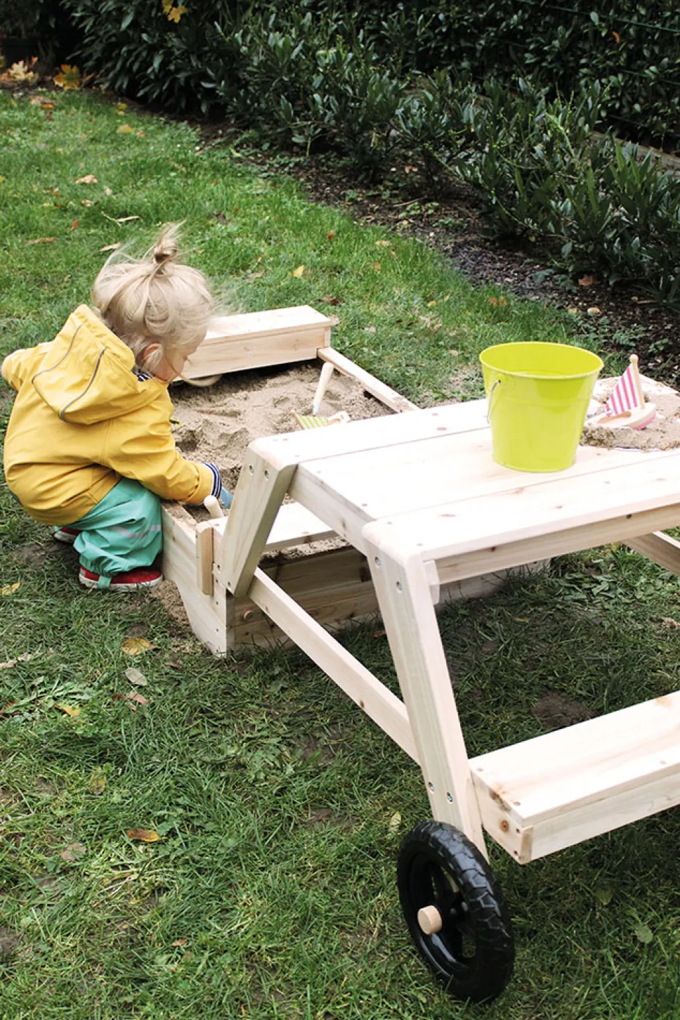 Sandkasten mit Sitzgruppe und Matschtisch