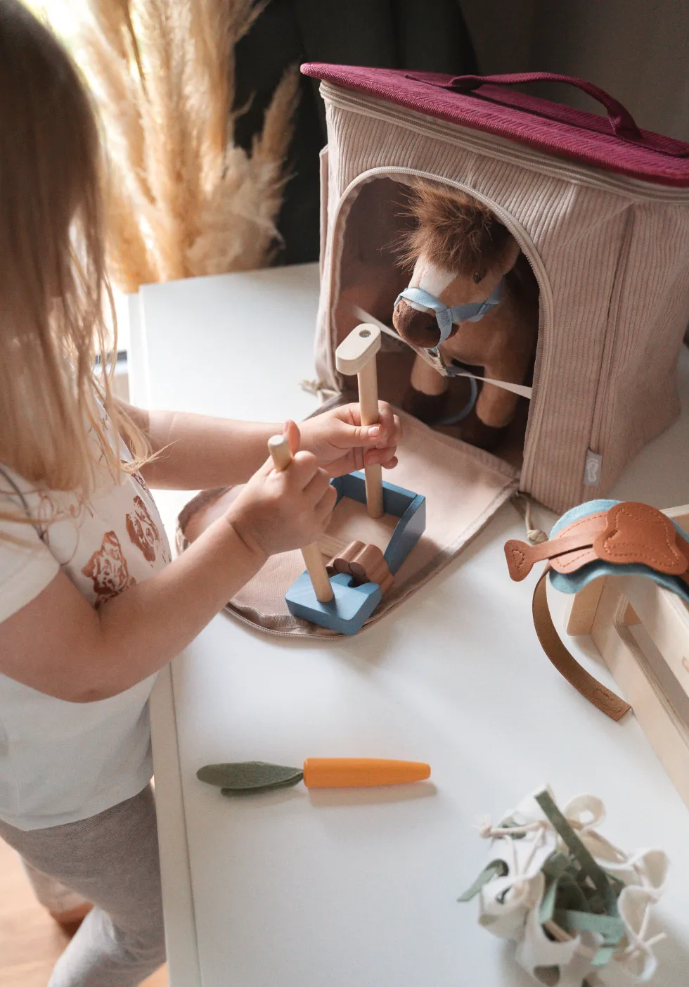 Spielset Pferd mit Stall und Zubehör in der Tasche | defekte Verpackung